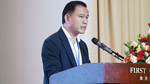 Simone Inzaghi celebrating with his Inter Milan players after beating Barcelona.
